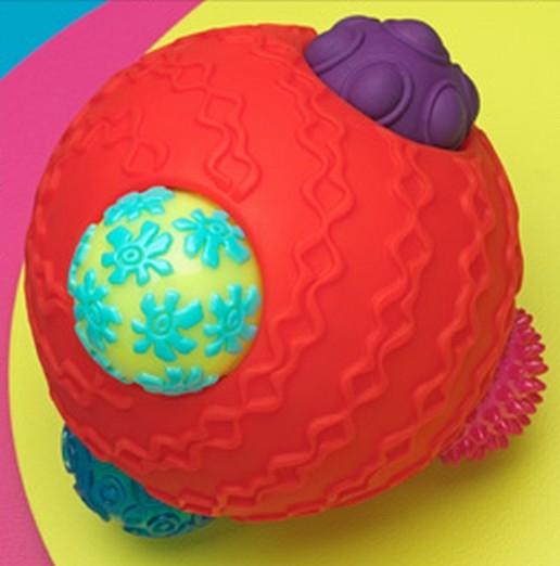 Przykład zabawki wręcz idealnej –  Ballyhoo Balls. Tę piłkę można toczyć jak każdą inną. Ale dzięki temu, że ma zróżnicowaną fakturę, sam dotyk dostarcza dziecku bodźców.     