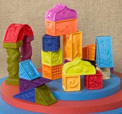 Żywe kolory, zróżnicowane faktury - każdy klocek sam może być ciekawą zabawką, każdy może być cegiełką większej konstrukcji. Jakiej? Tu decyduje wyobraźnia dziecka.   