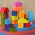 Żywe kolory, zróżnicowane faktury - każdy klocek sam może być ciekawą zabawką, każdy może być cegiełką większej konstrukcji. Jakiej? Tu decyduje wyobraźnia dziecka.   