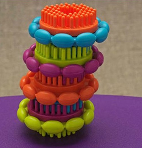Zabawka świetna do dostarczania dziecku doznań dotykowych. A przy tym - z tych elementów można budować wieże, można je ze sobą łączyć. Jak inne zabawki tej marki - cieszy oczy kolorami.  