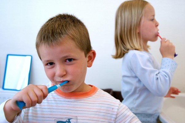 Źródłem triclosanu są głównie (w 85 procentach) produkty higieny osobistej, przede wszystkim pasty do zębów. 