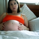 Procedura w postępowaniu przy porodzie niespodziewanie przyjętej pacjentki jest taka sama jak przy przyjęciu kobiety w ciąży ze skierowaniem.        