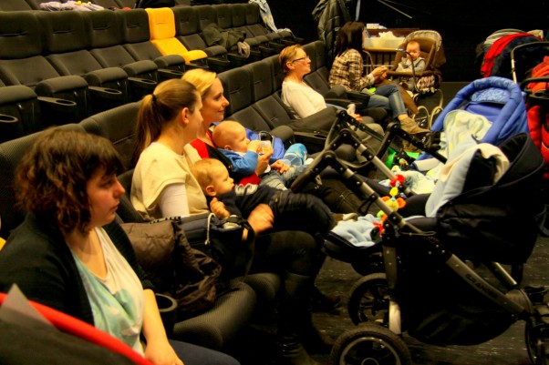 W pierwszym spotkaniu w warszawskim kinie Praha uczestniczyło ponad sto mam, w tym wiele z nich z dziećmi w wózkach.    