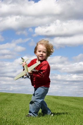 Dzieci wcale nie potrzebują sportu wyczynowego. Wystarczy zapewnić im regularne spacery i możliwość aktywnej zabawy na powietrzu.      