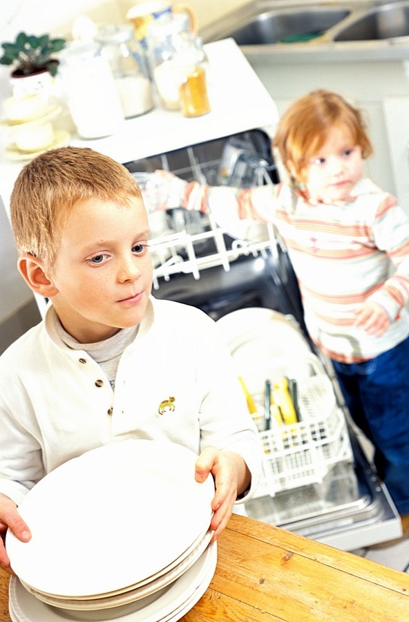 Dzieci na ogół chętnie nakrywają do stołu, mogą też po jedzeniu ze stołu sprzątnąć.   