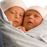 To mit, że bliźniaki zawsze rodzą się słabsze niż dzieci z ciąży pojedynczej.  