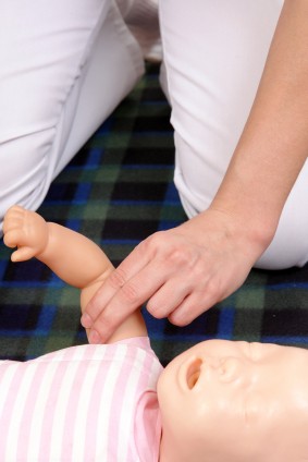 Nieprzytomne niemowlę ułóż na twardym podłożu, najlepiej na podłodze. Sprawdź tętno poprzez ucisk tętnicy po wewnętrznej stronie ramienia lub na szyi. Jeśli dziecko nie oddycha a tętno ustało - rozpocznij reanimację 
