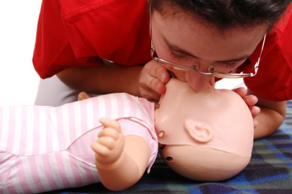 Obejmij ustami usta i nosek dziecka, i wdmuchnij część powietrza ze swoich płuc. Pamiętaj, że objętość płuc maleństwa jest dużo mniejsza od twojej, więc nie dmuchaj mocno. Kątem oka zobaczysz, jak unosi się jego klatka piersiowa 