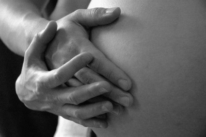 W czasie ciąży kobieta potrzebuje potwierdzenia, że jest kochana a jej brzuch piękny.      