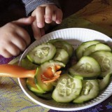 Żeby uchronić wegetariańskie dziecko przed niedoborami witamin i minerałów, trzeba mu starannie zbilansować dietę.   