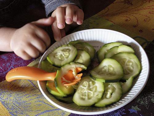 Żeby uchronić wegetariańskie dziecko przed niedoborami witamin i minerałów, trzeba mu starannie zbilansować dietę.   