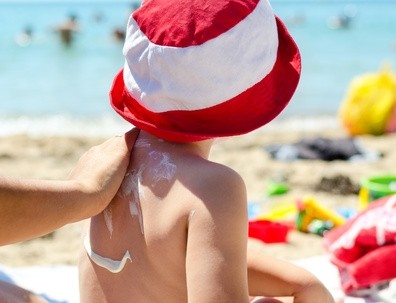 Balsamy i kremy z filtrami to podstawa letniej pielęgnacji skóry dziecka    