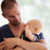 Ojciec ma prawo do części urlopu macierzyńskiego i może też korzystać z innych urlopów na opiekę nad dzieckiem   