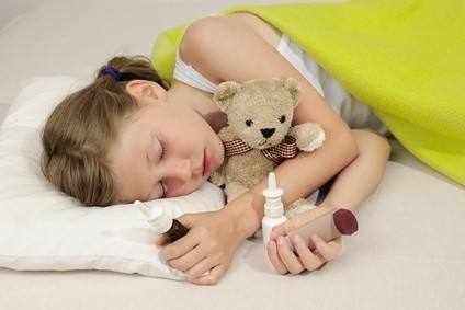 Dzieci z astmą muszą przyjmować wiele leków. Już samo to może powodować, że czują się inne, gorsze od rówieśników.      