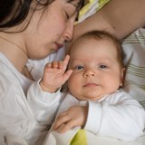 Jeśli dziecko ma kłopoty z zaśnięciem w nocy, nie zmuszaj go do drzemki wciągu dnia.  