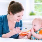 Rozszerzanie diety niemowlęcia rozpocząć od podania przecieru jarzynowego, np. marchewki czy dyni.                
