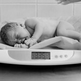 Większość noworodków urodzonych w terminie waży między 2,8 a 3,8 kg 
