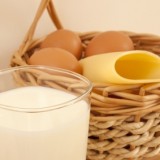 Mleko, ser żółty, jaja - to źródła witaminy D. Jednak w pożywieniu mamy jej za mało 