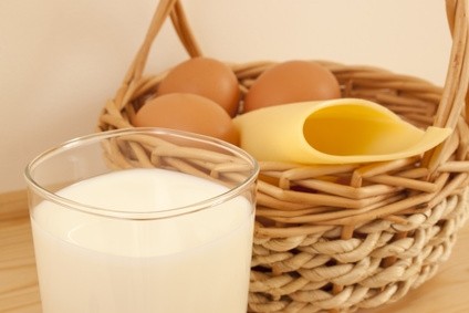 Mleko, ser żółty, jaja - to źródła witaminy D. Jednak w pożywieniu mamy jej za mało 