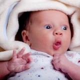 Nie wszystkie noworodki i niemowlęta mają gładką buzię. U niektórych, zwłaszcza chłopców, może się w pierwszych miesiącach pokazać trądzik niemowlęcy. 