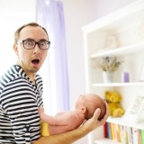 Mężczyźni często sądzą, że opieka nad dzieckiem jest zajęciem typowo kobiecym - to jedna z przyczyn, dla których Polacy niechętnie korzystają z urlopów rodzicielskich.  