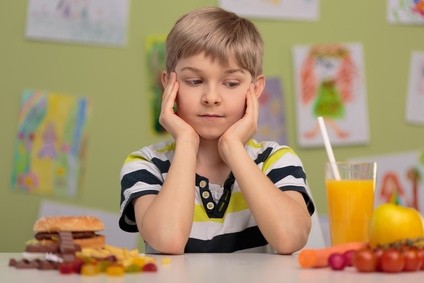 Ze szkolnych sklepików znika niezdrowe jedzenie. Czy dzięki temu uczniowie zaczną się zdrowiej odżywiać?   