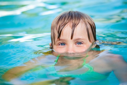 Trzeba obserwować dziecko bawiące się w wodzie - szybka reakcja po ewentualnym podtopieniu minimalizuje ryzyko wtórnego utonięcia