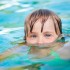Trzeba obserwować dziecko bawiące się w wodzie - szybka reakcja po ewentualnym podtopieniu minimalizuje ryzyko wtórnego utonięcia