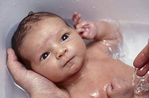 Jakie akcesoria do kąpieli i pielęgnacji maluszka wybrać, by gwarantowały bezpieczeństwo dziecku a rodzicom – wygodę użytkowania?  