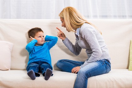 Dorośli pokazują dziecku, jak należy radzić sobie z emocjami, jak je wyrażać, w którym momencie, jakich słów używać, gdy jesteśmy zdenerwowani.   