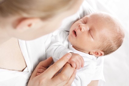 Dziecko zdrowe, urodzone bez komplikacji, może po zakończeniu podstawowych zabiegów i badań cały czas przebywać z mamą. 
