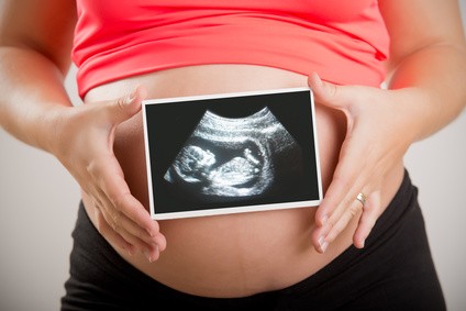 W karcie ciąży zapisuje się wszystkie badania, które kobieta przechodzi w trakcie ciąży oraz wizyty u specjalistów