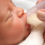 Mleko matki najlepiej zastępują preparaty z mleka modyfikowanego.      