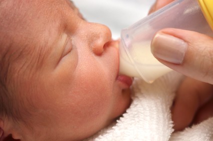 Mleko matki najlepiej zastępują preparaty z mleka modyfikowanego.      
