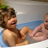 Wyjątkową przyjemność sprawia maluchom kąpiel w wannie ze starszym rodzeństwem   