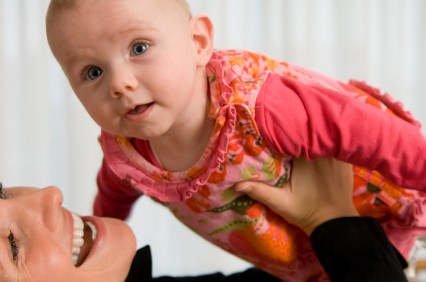 Unoszenie dziecka ponad swoją głowę to dobre ćwiczenie dla mięśni ramion i pleców.  