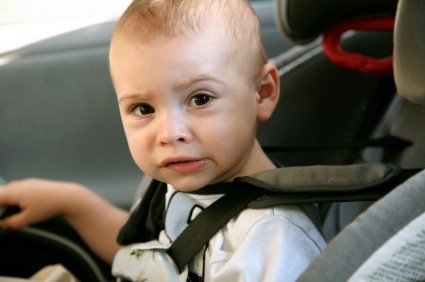 Jeśli malec źle znosi jazdę autem, należy często się zatrzymywać, by mógł się przewietrzyć i pochodzić.  