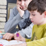 Dzieci z trudnościami w nauce czytania i pisania powinny uczestniczyć w zajęciach korekcyjnych, zwanych również terapią pedagogiczną.    