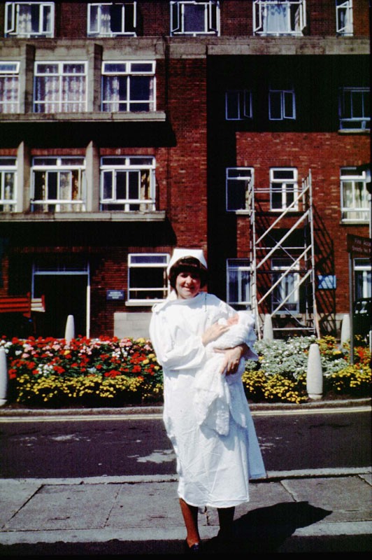 Louise Joy Brown na rękach położnej zaraz po urodzeniu, 25 lipca 1978 roku.  