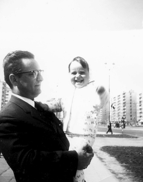 Warszawa, 1 maja 1969 Monika z tatą  