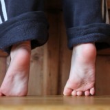 Chodzenie na palcach jest jednym z ćwiczeń pomagających prawidłowo wysklepić stopę.  
