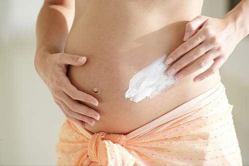 Najpóźniej w czwartym miesiącu ciąży należy zacząć używać pielęgnacyjne kremy na brzuch.      