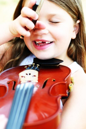 Naukę gry na skrzypcach i fortepianie dziecko powinno zacząć wcześnie - w wieku 6 lub 7 lat.   