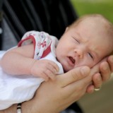 Apteczka dla niemowlęcia zawiera jedynie lek przeciwgorączkowy, termometr, przyrząd do odsysania kataru i wodę w sprayu do nawilżania śluzówki nosa.   