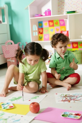 Dzieci w przedszkolach artystycznych uczą się wrażliwości na sztukę, twórczych technik i poznają dziedzictwo kulturowe.  