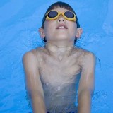 Pływanie pomaga symetrycznie i równomiernie wzmocnić mięśnie grzbietu, obręczy biodrowej i barkowej oraz mięśnie brzucha.  