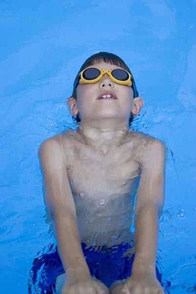 Pływanie pomaga symetrycznie i równomiernie wzmocnić mięśnie grzbietu, obręczy biodrowej i barkowej oraz mięśnie brzucha.  