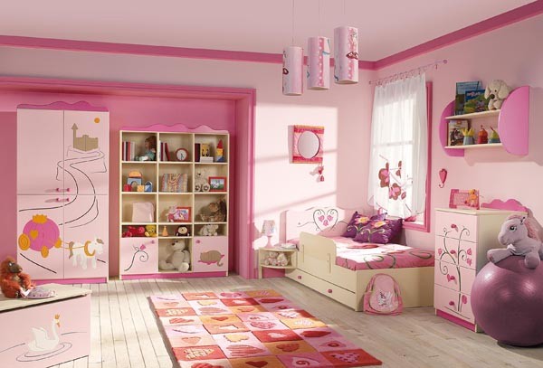Szafki, szuflady, półki i skrzynie pomagają małemu dziecku utrzymać porządek w pokoju. 