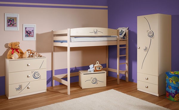 Piętrowe łóżeczko to marzenie wszystkich dzieci. Oszczędza przestrzeń, ponieważ pod nim może stać szafa na ubrania albo szuflady na zabawki. Przy zakupie zwróć tylko uwagę, czy jest odpowiednio zabezpieczone, by dziecko z niego nie spadło. 