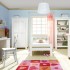 Białe meble i ściany w błękitnym kolorze dają poczucie chłodu. Podwyższ temperaturę pokoju dywanem i zasłonkami w ciepłych barwach.  